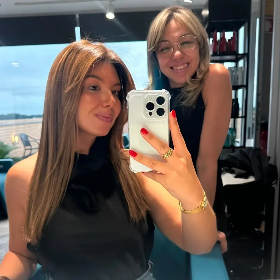 A Rô com uma cliente no salão