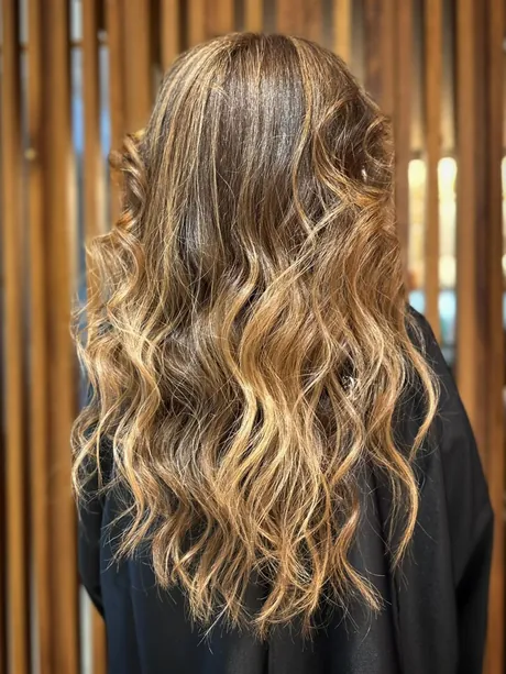 Balayage acastanhado com ondas